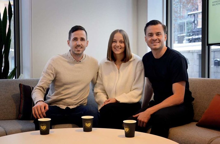 Inför julen 2023 träffade Lokalt i domarsyskonen Henric, Ida och Niclas Karlsson som alla tre dömer fotboll på hög nivå. Syskonen kommer från Borlänge, bilden är dock tagen på Henrics arbetsplats i Falun. Foto: Karin Diffner