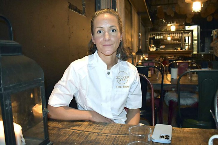 Lokalt i fick en pratstund med Frida Bäcke i Skedvi Bröds restaurang innan inspirationsdagen skulle börja. "Det är kul att komma hem så här. Jag brinner för det lokala och har starka rötter till Dalarna", säger Frida. Foto: Pär Sönnert