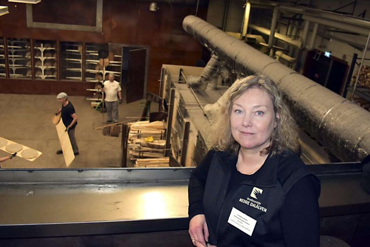 Pia Rydberg Wallner på "balkongen" där man kan se knäckebrödsbagarna in action. Några av besökarna på inspirationsdagen fick prova på att grädda knäckebröd i de vedeldade ugnarna. Foto: Pär Sönnert