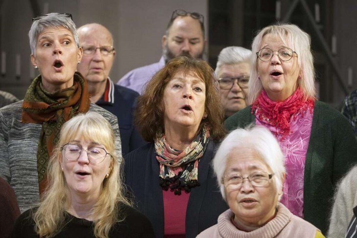 Margareta Johansson, i mitten av bilden, är ordförande för Nåskören och kläckte idén att kören skulle göra gemensamma konserter med Hedemorabaserade bandet Second Hand Band. Foto: Sara Flodin