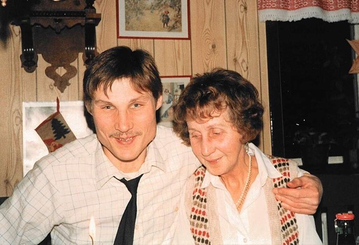 Nils-Peter Kling tillsammans med Gun Lindén, som slängde bort hans mediciner och lärde honom blir skidåkare. Foto: Privat