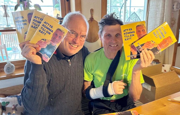 Nils-Peter Kling och Anders Hansson visar upp boken som beskriver ”Klingens” liv. I både med- och motgångar. Foto: Privat