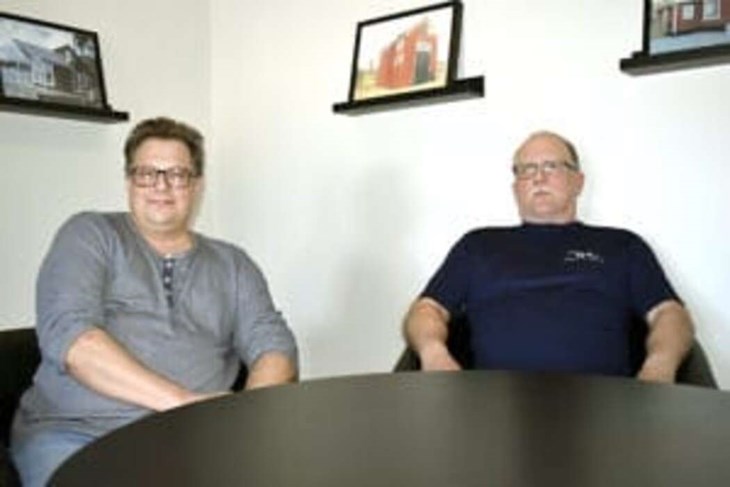 Richard Forslund och Torbjörn Rönnberg inne i företagets lokaler på Ivarshyttevägen i Hedemora. RM Bygg har 35 anställda och även om i stort sett alla bor i Hedemora och Avesta kommun så är det bara fyra stycken som är stationerade i Hedemora. Foto: Pär S
