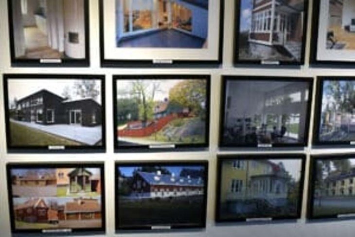 I företagets entré, samt längre in i lokalen, sitter det fotografier på olika byggprojekt som RM Bygg varit involverade i under årens lopp. Men när Lokalt i:s utsände frågar efter något projekt som stuckit ut extra mycket så blir det locket på, på grund a