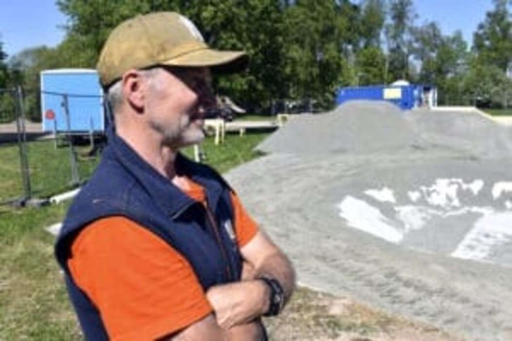 När Lokalt i mötte upp Pelle Evertsson höll han på att ställa i ordning skateramperna (som skymtar i bakgrunden) för säsongen. "De här ramperna blir kvar även om vi får en helt ny skatepark. Om det blir trångt i parken så kan man alltid gå hit och åka, de