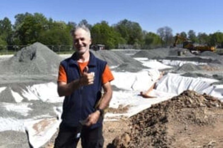 Pelle Evertsson, ordförande för föreningen Säters Udda Sporter, gör tummen upp över att arbetet med att anlägga skateparken vid Gruvplan är i gång. Foto: Pär Sönnert