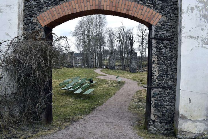 Denna portal, vid Grängshammars Engelska park, utgör både start och mål för loppet. Foto: Pär Sönnert