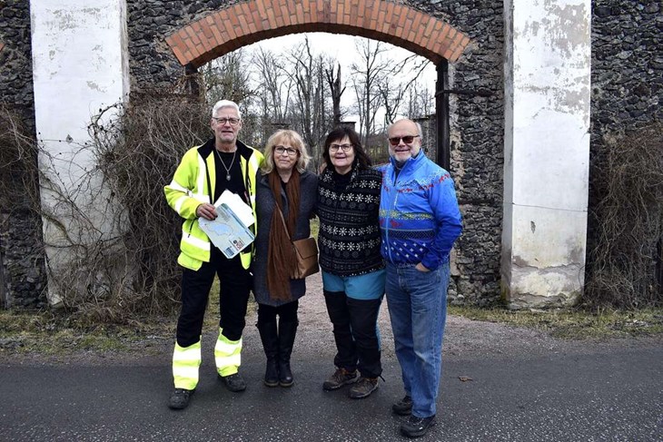 Motionsloppet Ulven Runt hålls den 11 maj. Start och målgång sker vid genom portalen vid Engelska Parken i Grängshammar, som här visas upp av Jerry Kumlin, Åsa Fredborg, Solveig Bodare och Calle Myrsell från arrangerande Silvbergs intresseförening. Foto: Pär Sönnert