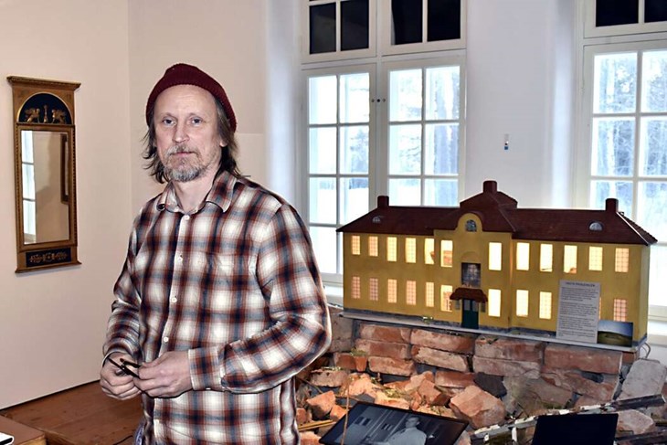 Lars Andersson Schaar bredvid en modell av Fasta paviljongen. I våras revs den legendariska, och fallfärdiga, byggnaden som tidigare kunde ses genom fönstret i bakgrunden. "Nu är det helt tomt där, det är lite synd", tycker Lars som själv hade ett förslag om att behålla en del av byggnaden för en utställning. Foto: Pär Sönnert