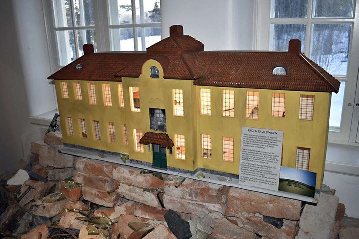 En modell av Fasta paviljongen. I våras revs den legendariska, och fallfärdiga, byggnaden som tidigare kunde ses genom fönstret i bakgrunden. Foto: Pär Sönnert