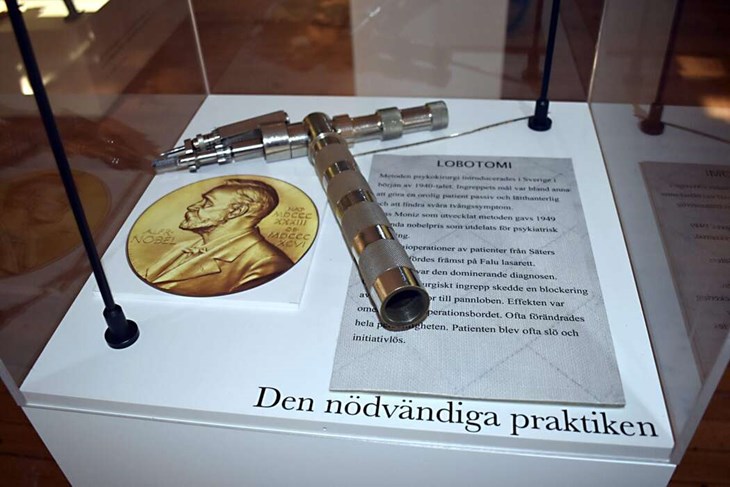 Verktyg som användes för lobotomering finns att skåda i en av montrarna. "Men någon lobotomering skedde inte här i Säter, det sköttes i Falun", berättar Lars Andersson Schaar. Foto: Pär Sönnert