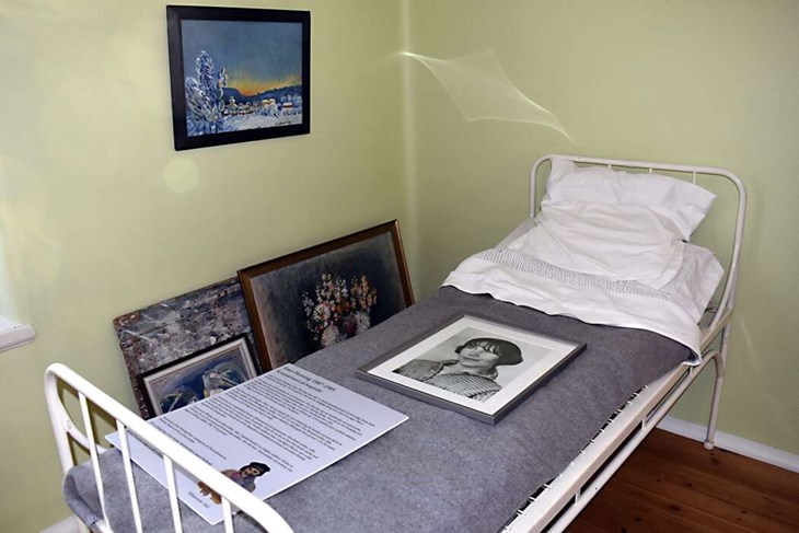 Flera tavlor målade av Ester Henning, "Konstnärinnan på hospitalet", finns att skåda på museet, tillsammans med ett fotografi av Ester och lite information om henne. Foto: Pär Sönnert
