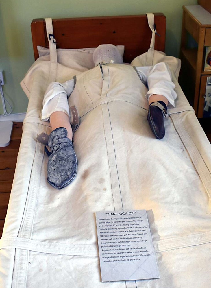 "Tvångströjor, mufftröjor och låsbara handskar ordinerades av läkare vid svåra orostillstånd eller tvångsbeteenden", står det på skylten vid den här sängen på museet. Foto: Pär Sönnert