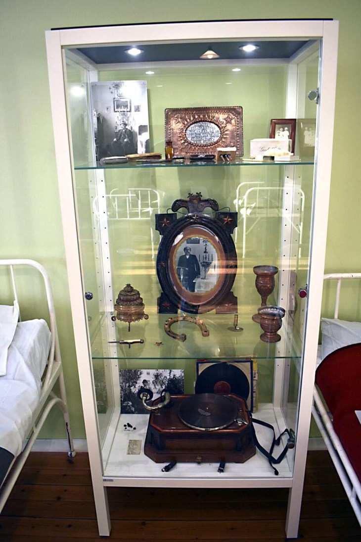 Kalle Nordin var en "orolig men lättskött" patient som vårdades på Säters hospital från invigningen 1912 till sin död 1947. Några av hans tillhörigheter visas upp i detta skåp. Foto: Pär Sönnert