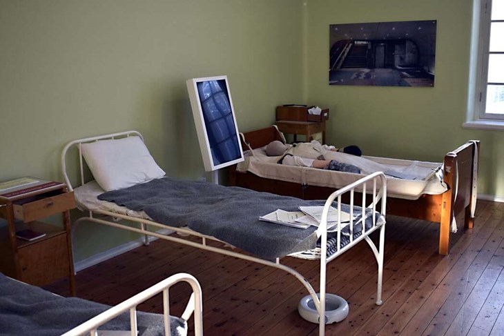 Ett av rummen på museet är inrett som en gammal sovsal. Museet huserar i en gammal vårdavdelning från 1912. Foto: Pär Sönnert