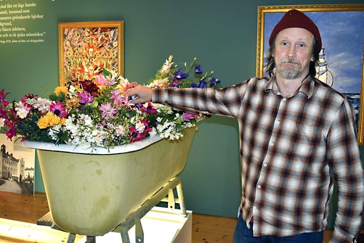 I somras öppnades den uppdaterade utställningen "Snittblommor och långbad - en komplex historia” på Mentalvårdsmuseet på Skönviksområdet i Säter. Detta symboliseras av färgglada blommor som har placerats i ett av de gamla badkaren som användes i behandlingen på hospitalet. "Vi vill visa upp att sjukhusets historia är komplex", säger intendenten Lars Andersson Schaar. Foto: Pär Sönnert