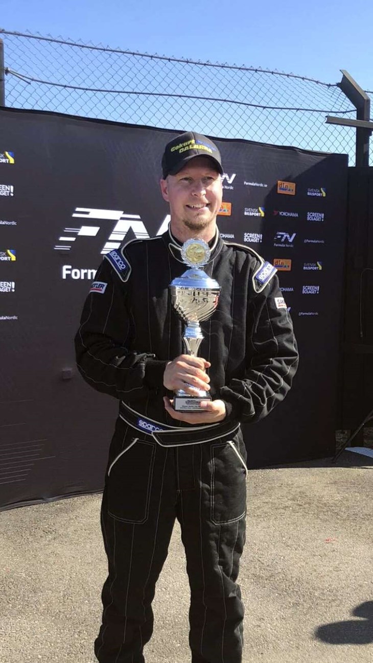 Jimmy Jacobsson tog två tredjeplatser under sin debutsäsong i Legends Cup i fjol. Här poserar han med pokalen efter ett race på Gelleråsen Arena i Karlskoga. I helgen inleds årets säsong. Foto: Privat