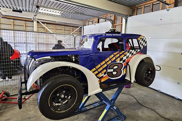 Så här ser bilen som Jimmy Jacobsson tävlar i ut. "Farsan bor kvar i Norberg och tävlingsbilen står i hans garage. Så det är där, i Norberg, som vi servar och skruvar på bilen", säger Jimmy Jacobsson. Foto: Privat