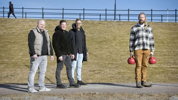 De hjälps åt med bördan De hjälps åt med bördan