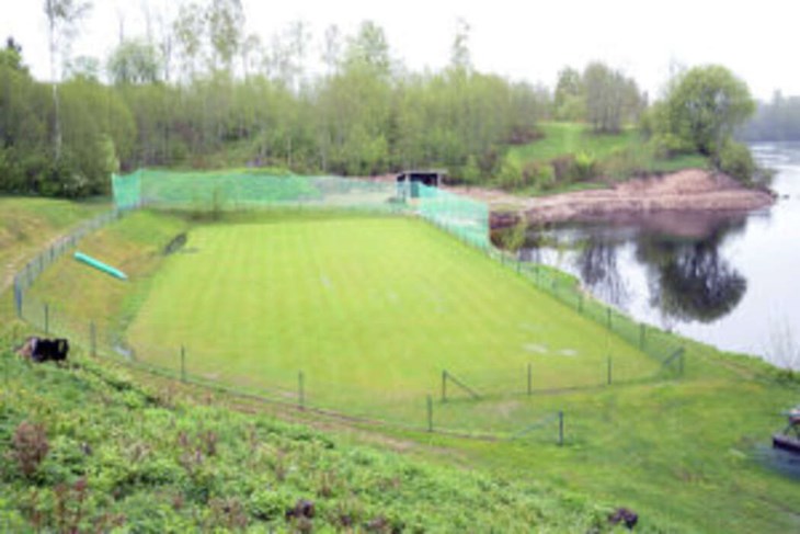 Tanken från början var att bygga pizzerian i anslutning till den grästennisbana i Boberg som drivs av familjen och som ligger precis vid Dalälven. Bilden togs i maj 2021, innan den säsongen var i gång. Foto: Pär Sönnert