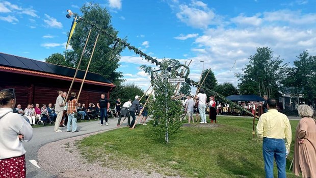 Tidig majstång lockade många firare till Sifferbo Tidig majstång lockade många firare till Sifferbo