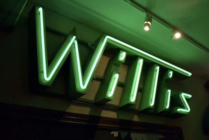 Flera gamla neonskyltar finns på väggarna. "Denna kommer från den legendariska biografen Willis i Hedemora, som startades på 1930-talet", brättar Sterfan Lindfors.