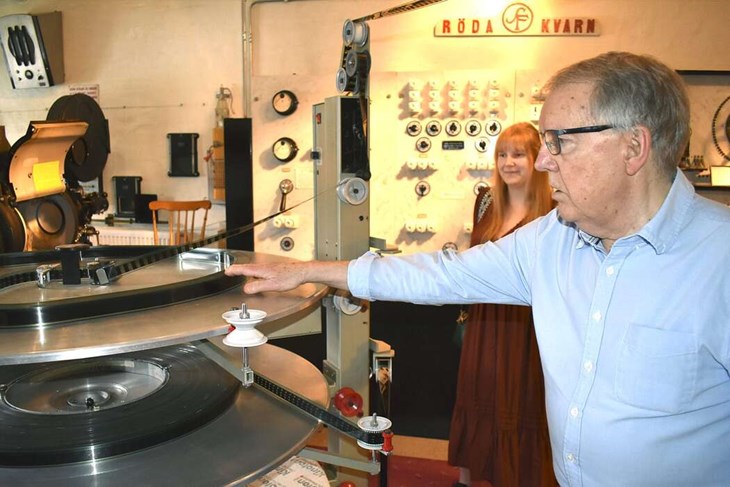 Stefan Lindfors och Sandra Holmström, som jobbar på museet konstaterar att biografutrustningen krävde en del utrymme förr.