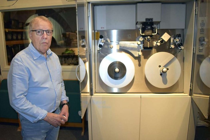 "Nyligen fick vi en enorm skanner, som SVT fasat ut, som kan överföra film från analogt till digital. Det är till stor hjälp för oss", säger Stefan Lindfors.