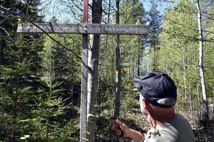 Flera skyltar finns längs vandringslederna. Här är ett exempel, vid Varg Pers fäbodstig. Foto: Pär Sönnert