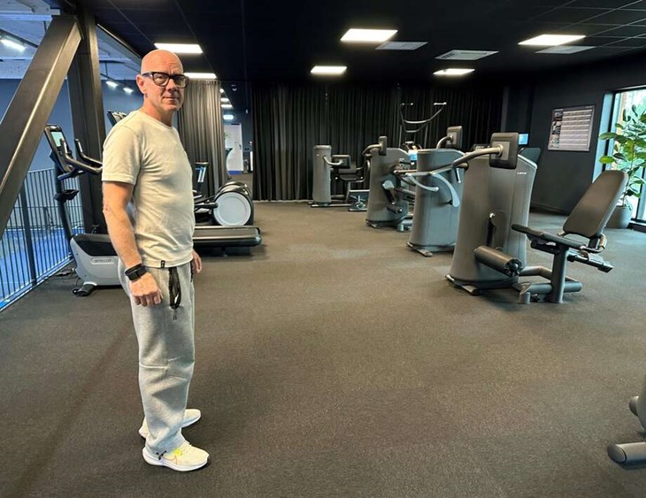 Tony har lagt ner sin själ i multiarenan Onyx Padel i Avesta och ser med försiktig optimism på framtiden. "Jag tror på den här verksamheten", säger han. Foto: Katharina Berglund