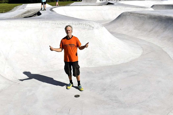 Peller Evertsson, nere i skateparkens "snakerun". "Det äh helt fantastiskt att vi har fått till en så här fin anläggning här i lilla Säter", säger han. Foto: Pär Sönnert