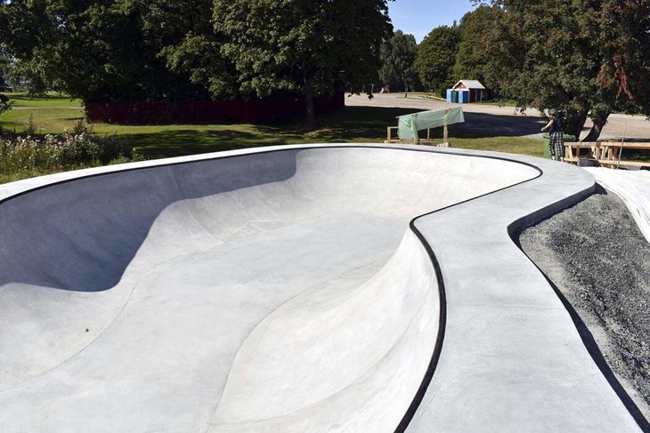 Skateparken innehåller även en klassisk "bowl". Till höger ses ingången till skateparken samt delar av det område som ännu återstår att färdigställas. Foto: Pär Sönnert