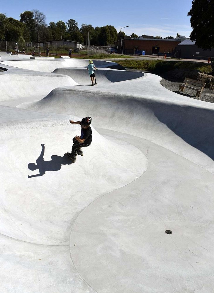 Flera barn och ungdomar åkte i skateparken när Lokalt i var på besök. Foto: Pär Sönnert