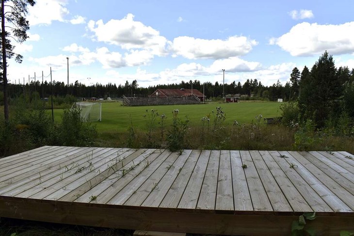 Från utslagsplatsen till sista hålet har man en fantasisk utsikt över fotbollsplanen. "Det blir nästan som en vip-läktare", säger Johan Eliasson. Foto: Pär Sönnert