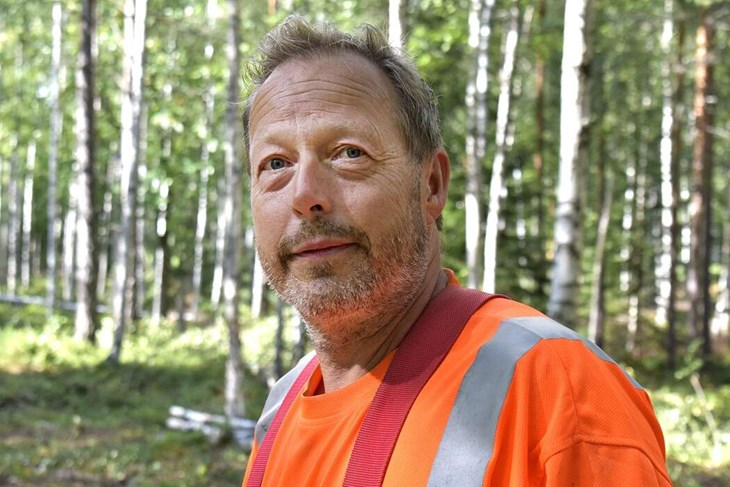 Efter att Johan Eliasson själv fastnat för discgolf föddes idén att anlägga en discgolfbanan i Mora by. Nu har drömmen blivit verklighet. Foto: Pär Sönnert