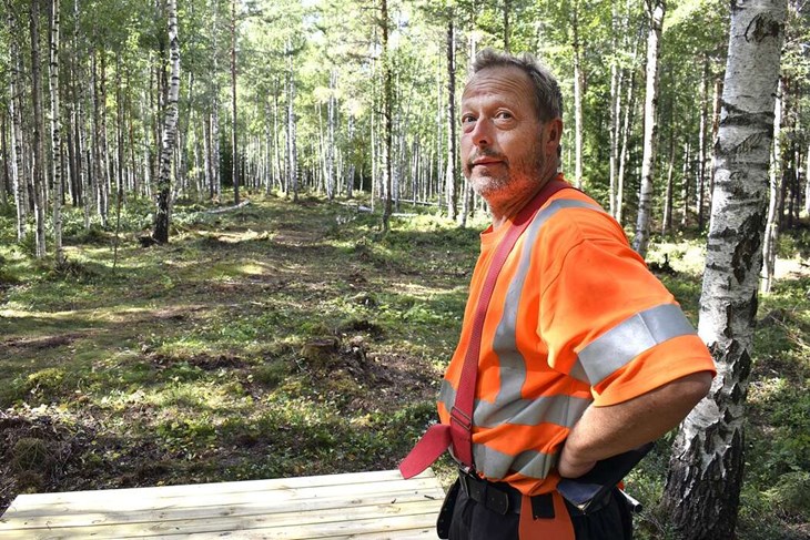 Johan Eliasson vid en tee (utslagsplats) längs banan. "Vi har även planer på att skapa en andra utslagsplats på varje hål, så att det ska bli kortare och enklare för barn att spela, men där är vi inte riktigt än", säger han. Foto: Pär Sönnert