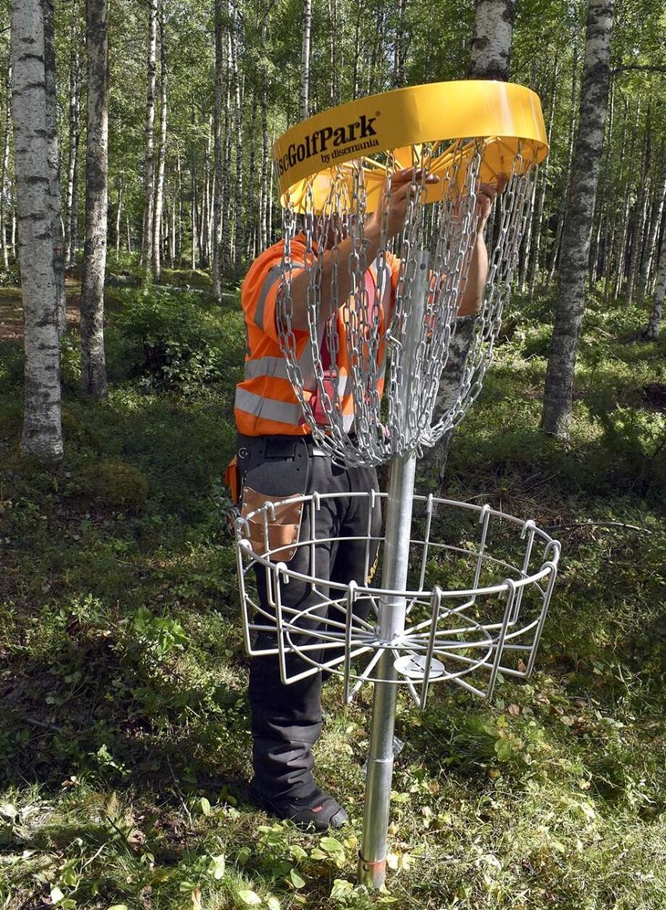 Korgen till hål 17 sätts på plats av Johan Eliasson. Foto: Pär Sönnert