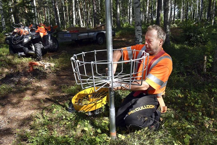 Johan Eliasson i full färd med att ställa i ordning korgen för hål nummer 17 vid Gustafs Discgolfbana. "Nu har vi tolv hål som är helt klara och spelbara. Förhoppningsvis är alla 18 hål klara i slutet av augusti", säger han. Foto: Pär Sönnert