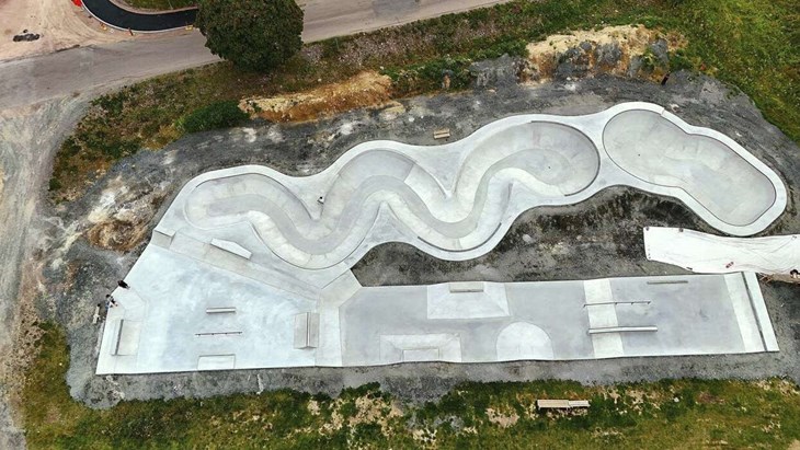 En drönarbild som visar hela skateparken. Högst upp ses en så kallad "snakerun", vilket är väldigt ovanligt i skateparker. Foto: Privat