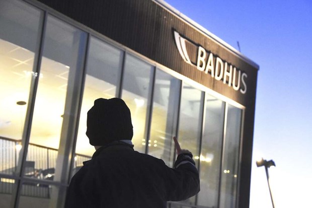Fritidschef får hård kritik efter försenad badhusutredning
