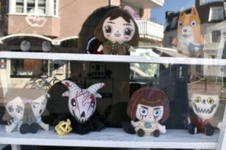 Spelföretaget Killmonday Games har sin lokal längs Åsgatan i centrala Hedemora och i skyltfönstren kan man se flera dockor från spelen som företaget utvecklat. "Vi får se om vi kan sälja lite merch under Hedemora Game Fest", säger Linda Keller. Foto: Pär 