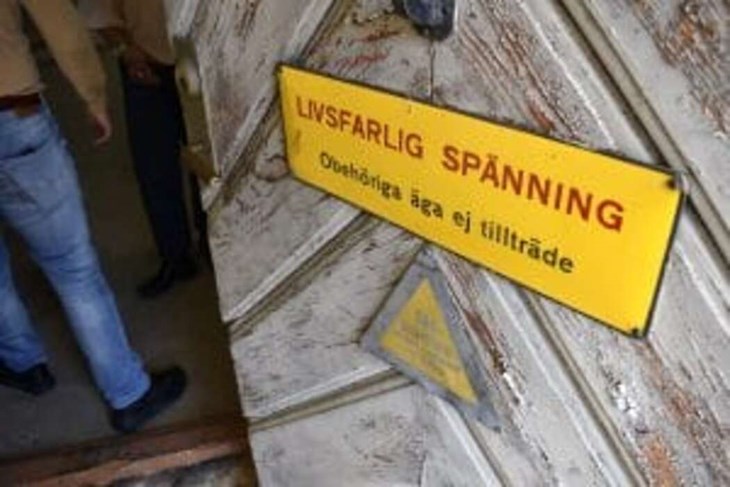 Skylt på entrédörren till Elkyrkan. Men den 26 oktober öppnas dörren för allmänheten som då kan gå in och titta i byggnaden, som utgör ett landmärke i Hedemora. Foto: Pär Sönnert