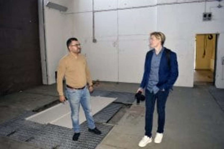 Javid Sarwari, underhållsingenjör inom stationer på Vattenfall Eldistribution, och kollegan Joakim Lindberg, kommunikatör på Vattenfall Eldistribution, inne i ett utrymme som påminde lite om en stor biltvätthall. "Här inne stod en av transformatorerna", b