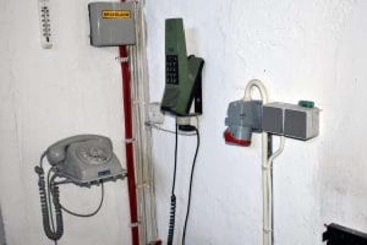 Telefoner från förr finns fortfarande att se i Elkyrkan. Foto: Pär Sönnert