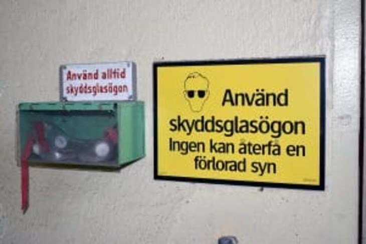 Varningsskyltar inne i Elkyrkan. Foto: Pär Sönnert