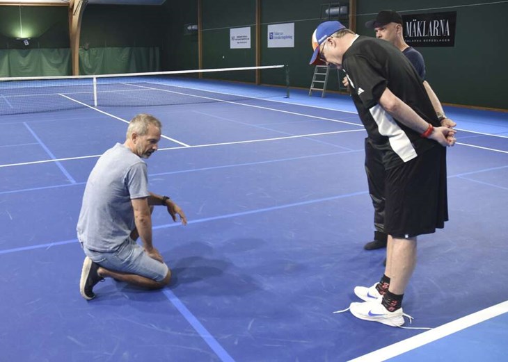 Marcus Johansson, Kenneth Lilja och Mats Fransson studerar linjerna i tennishallen. Foto: Niclas Bergvall