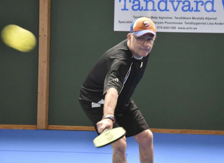 Kenneth Lilja får till en fin backhand. Foto: Niclas Bergvall