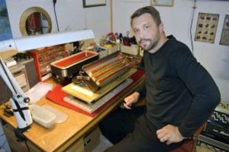 I garaget har Daniel inrett sin dragspelsverkstad. För några år sedan utbildade han sig först till pianostämmare och sedan till dragspelsreparatör, en utbildning som finns i Castelfidardo i Italien. I slutet av september åkte han dit igen för att gå en på