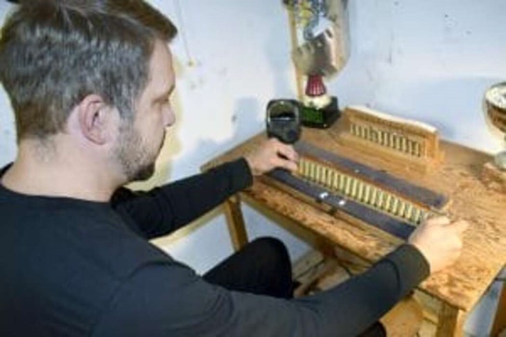 För några år sedan startade Daniel Andersson företaget Klaververkstaden. "Jag köpte en del utrustning av Jouko Martinpelto, från Hedemora, bland annat det här stämbordet som är till stor hjälp", berättar han. Foto: Pär Sönnert