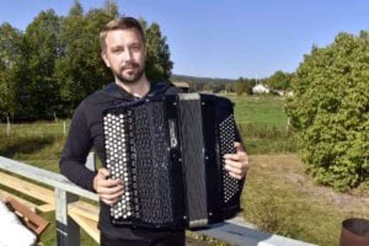 Som 16-åring lämnade Daniel Andersson hemstaden Hedemora för ryska jättestaden St Petersburg där han studerade dragspel på Rimskij-Korsakovkonservatoriet. I dag bor Daniel i Arkhyttan, i Säters kommun, och spelar inte lika mycket själv längre. "Helst spel